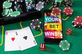 fattbat APP Myanmar မိုဘိုင်းလ်ဖုန်းပေါ်တွင် Slots နှင့် Live Casino ကစားနေသောမြင်ကွင်း